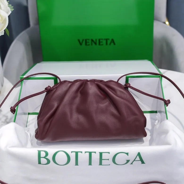 Batch 1120 Bottega Veneta cloud bag ☁️POUCH series original plain calfskin, super low-key and eye-catching, soft and casual. Major internet celebrity bloggers are crazy about calling it fashionable and classy, ​​lazy and intellectual. Small size: 23*13*8 (small cloud plain) burgundy, model: 6671
